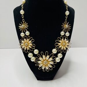Elegant Gold and Pearl Floral Necklace